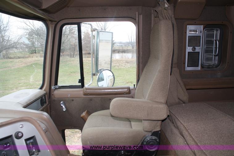 image for item A6559 1991 Ford CLT9000 semi truck