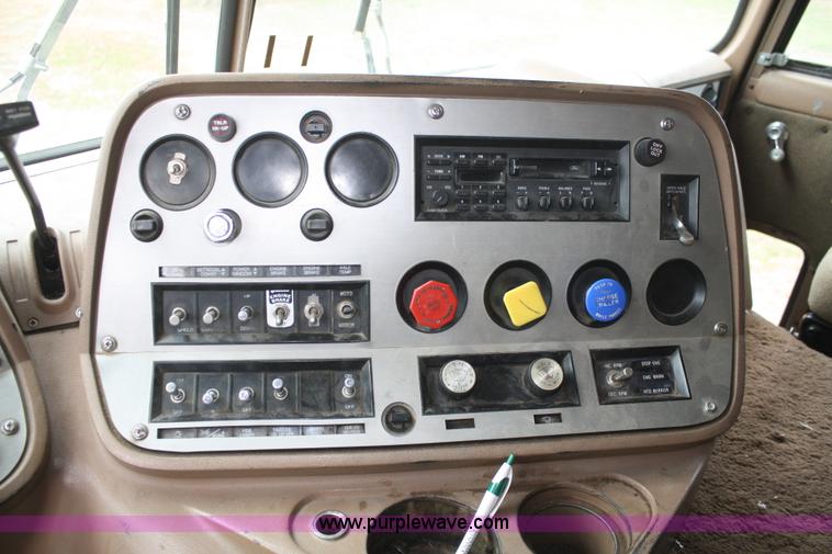 image for item A6559 1991 Ford CLT9000 semi truck