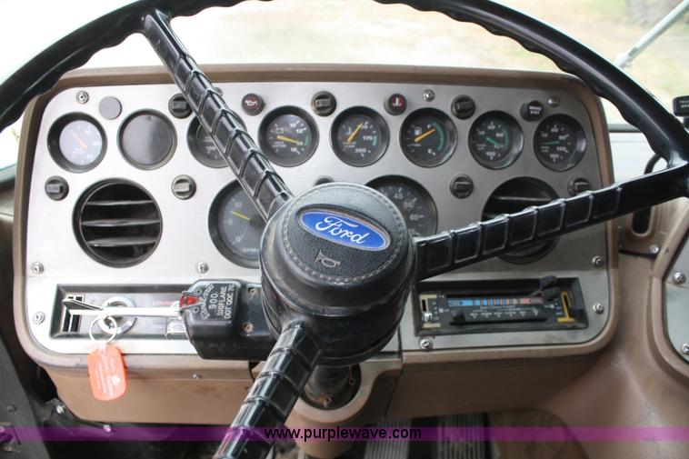 image for item A6559 1991 Ford CLT9000 semi truck