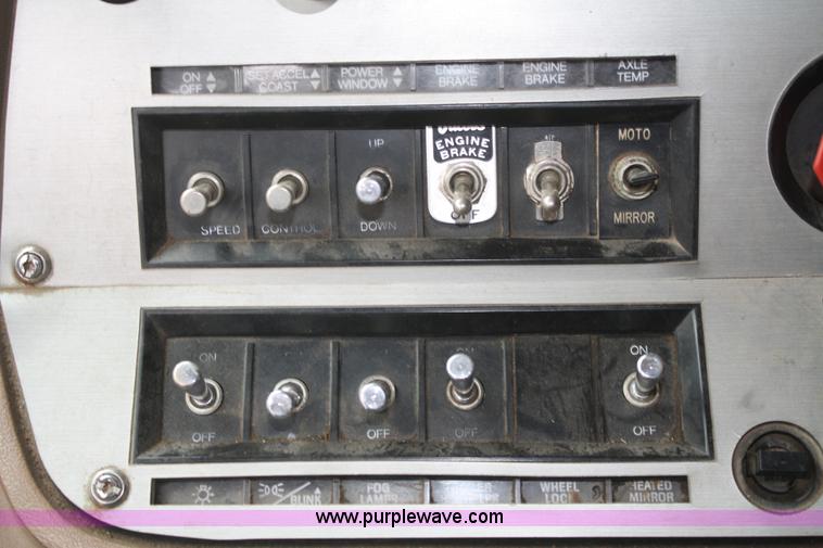 image for item A6559 1991 Ford CLT9000 semi truck