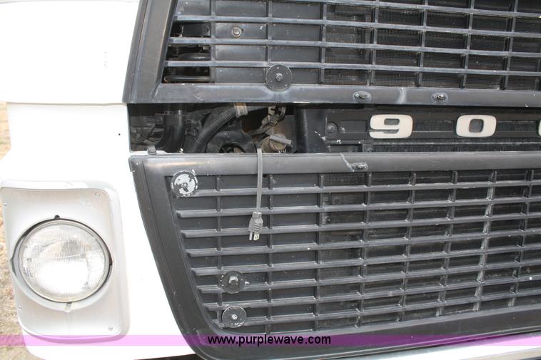 image for item A6559 1991 Ford CLT9000 semi truck