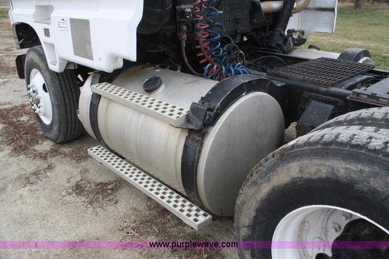 image for item A6559 1991 Ford CLT9000 semi truck