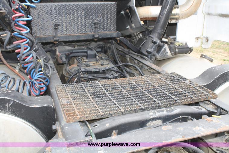 image for item A6559 1991 Ford CLT9000 semi truck