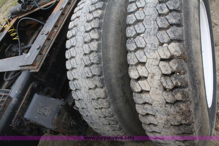 image for item A6559 1991 Ford CLT9000 semi truck