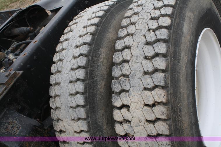 image for item A6559 1991 Ford CLT9000 semi truck