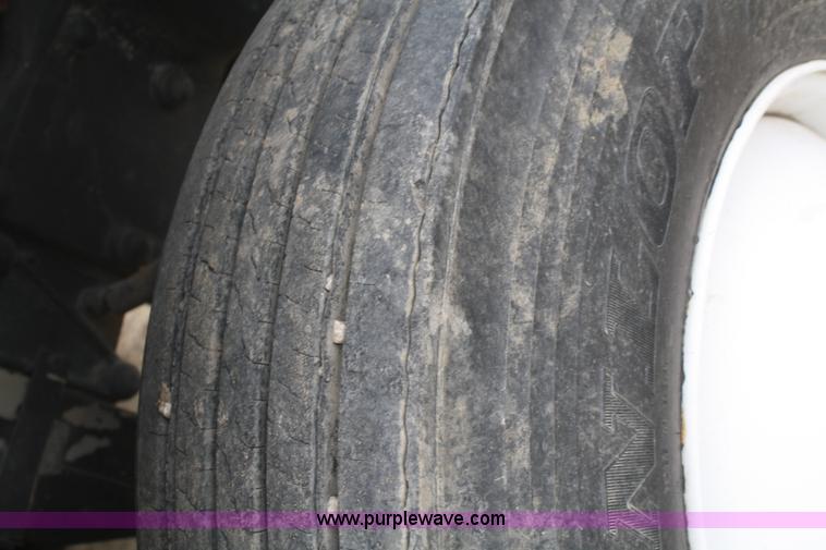 image for item A6559 1991 Ford CLT9000 semi truck