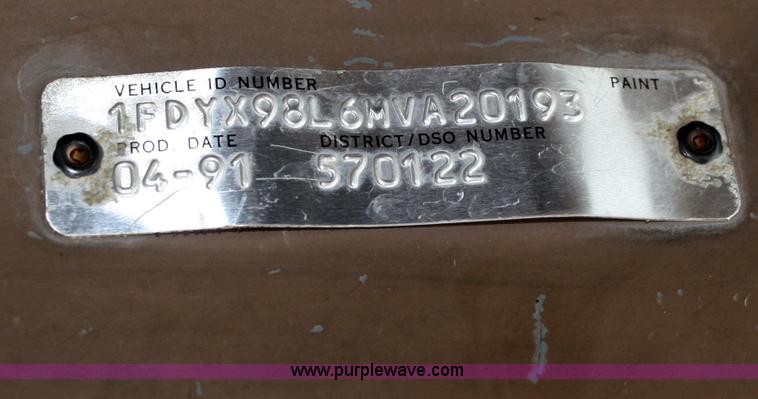 image for item A6559 1991 Ford CLT9000 semi truck