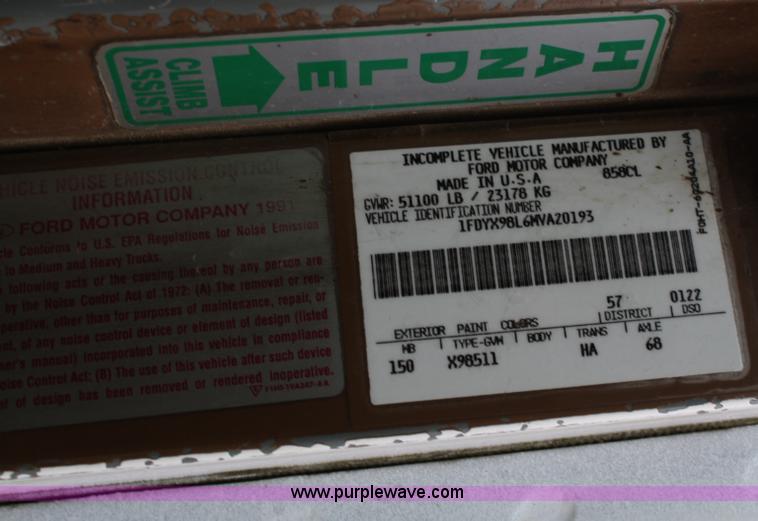 image for item A6559 1991 Ford CLT9000 semi truck