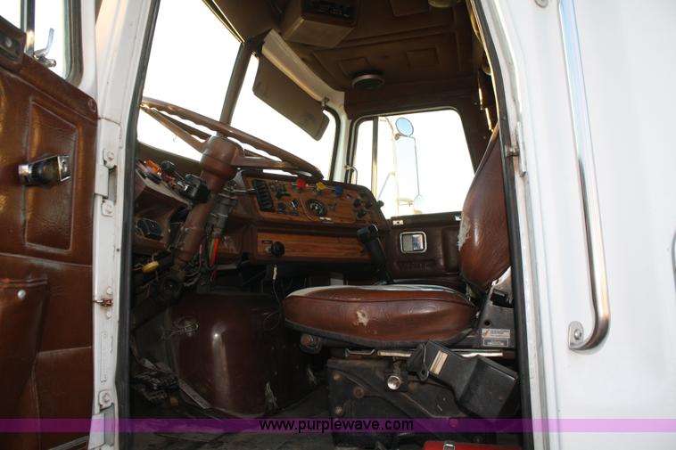 image for item A6615 1988 White WIM semi truck