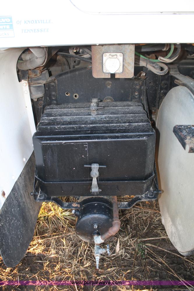 image for item A6615 1988 White WIM semi truck