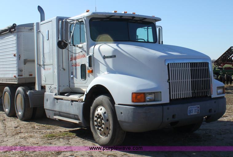 image for item B8751 1991 International 9400 Eagle semi truck