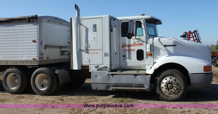 image for item B8751 1991 International 9400 Eagle semi truck