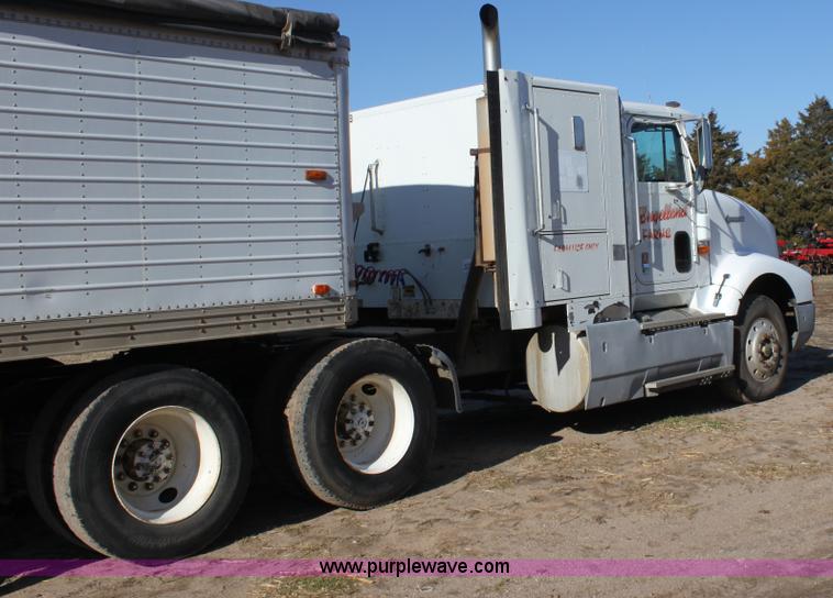 image for item B8751 1991 International 9400 Eagle semi truck