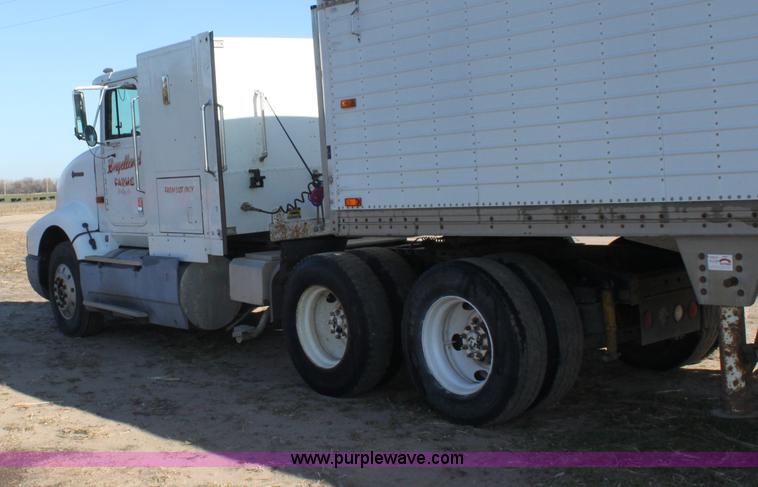 image for item B8751 1991 International 9400 Eagle semi truck