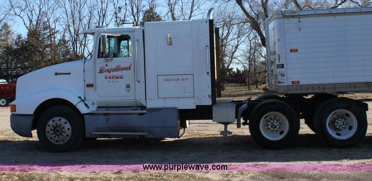 image for item B8751 1991 International 9400 Eagle semi truck