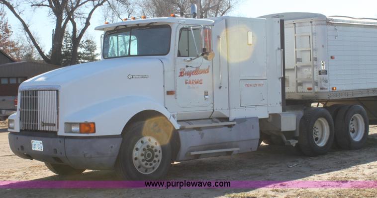 image for item B8751 1991 International 9400 Eagle semi truck