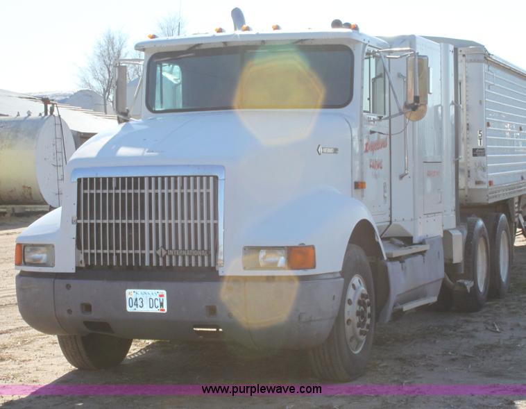 image for item B8751 1991 International 9400 Eagle semi truck