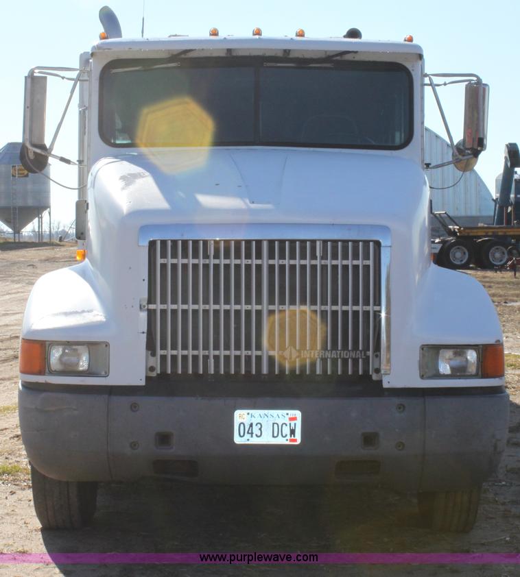 image for item B8751 1991 International 9400 Eagle semi truck