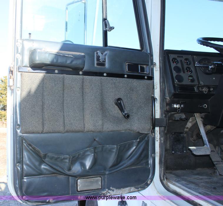 image for item B8751 1991 International 9400 Eagle semi truck