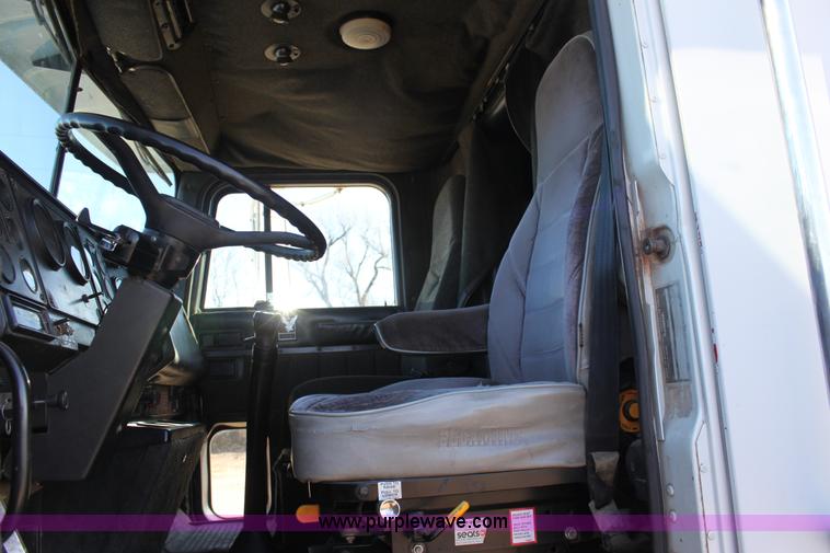 image for item B8751 1991 International 9400 Eagle semi truck