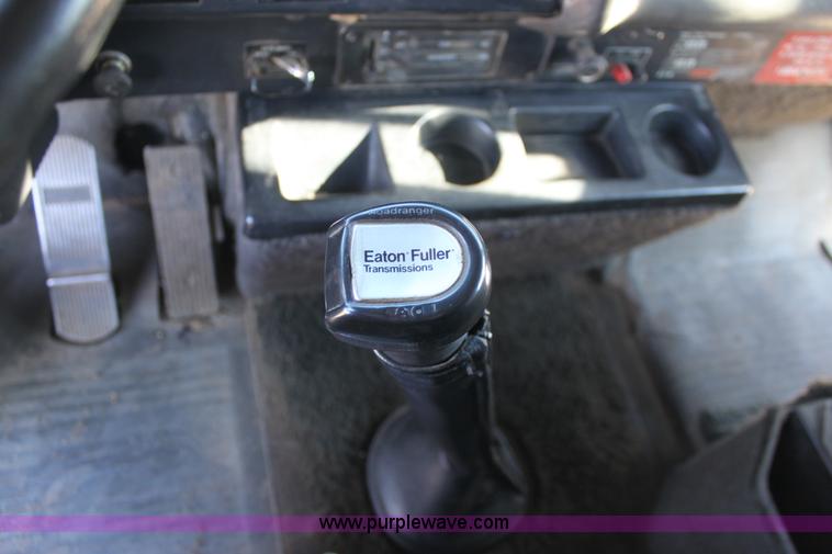 image for item B8751 1991 International 9400 Eagle semi truck