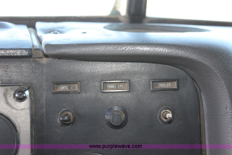 image for item B8751 1991 International 9400 Eagle semi truck