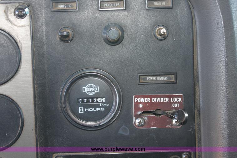 image for item B8751 1991 International 9400 Eagle semi truck