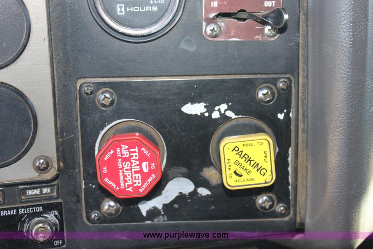 image for item B8751 1991 International 9400 Eagle semi truck