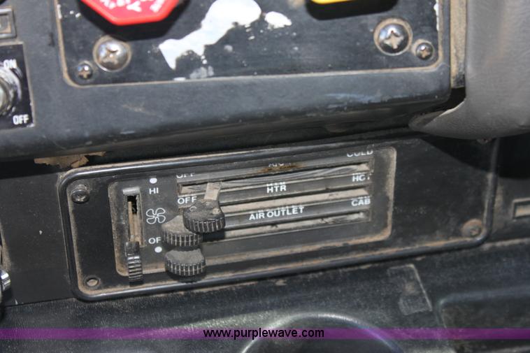 image for item B8751 1991 International 9400 Eagle semi truck