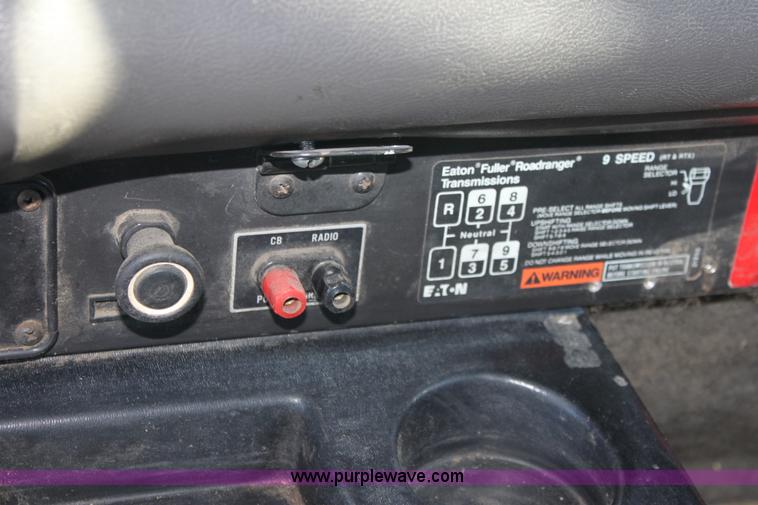 image for item B8751 1991 International 9400 Eagle semi truck