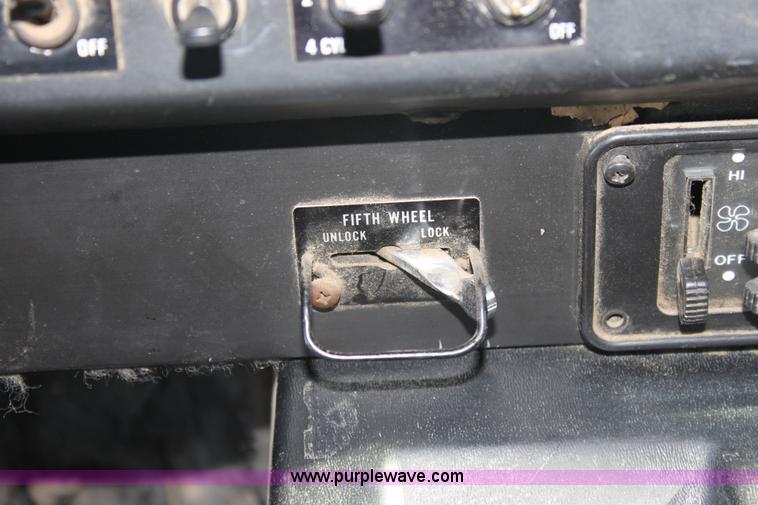 image for item B8751 1991 International 9400 Eagle semi truck