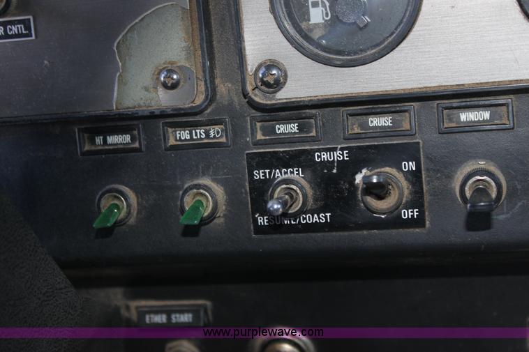 image for item B8751 1991 International 9400 Eagle semi truck