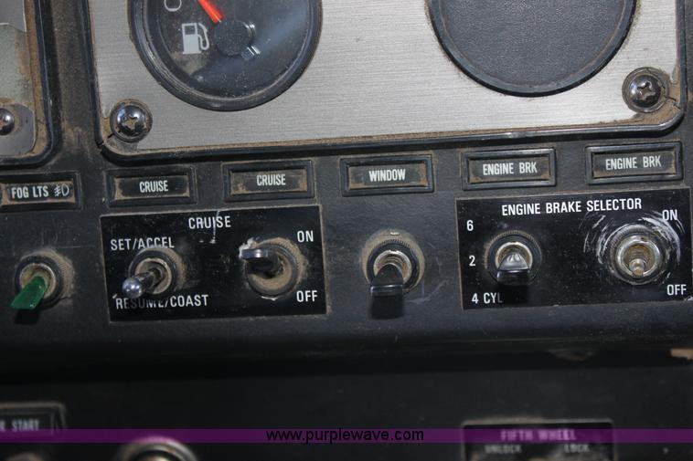 image for item B8751 1991 International 9400 Eagle semi truck