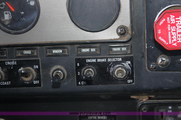 image for item B8751 1991 International 9400 Eagle semi truck