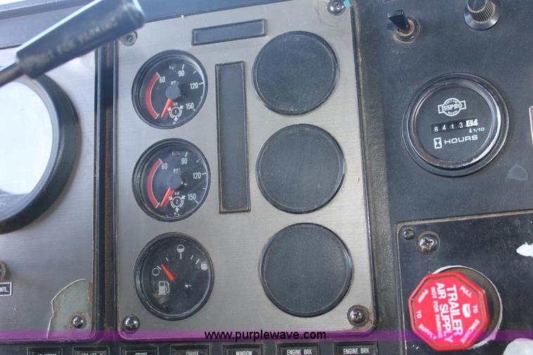 image for item B8751 1991 International 9400 Eagle semi truck