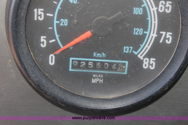 image for item B8751 1991 International 9400 Eagle semi truck