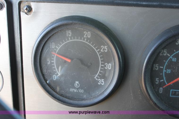 image for item B8751 1991 International 9400 Eagle semi truck