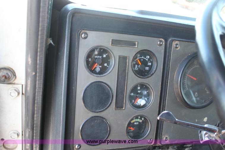 image for item B8751 1991 International 9400 Eagle semi truck