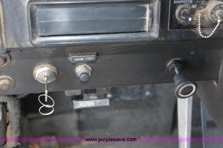 image for item B8751 1991 International 9400 Eagle semi truck