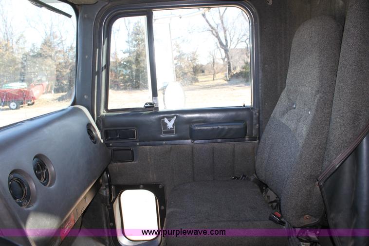 image for item B8751 1991 International 9400 Eagle semi truck