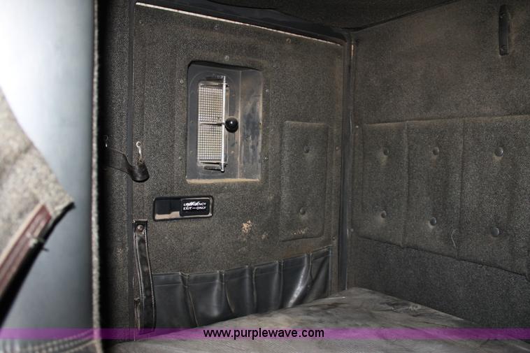 image for item B8751 1991 International 9400 Eagle semi truck