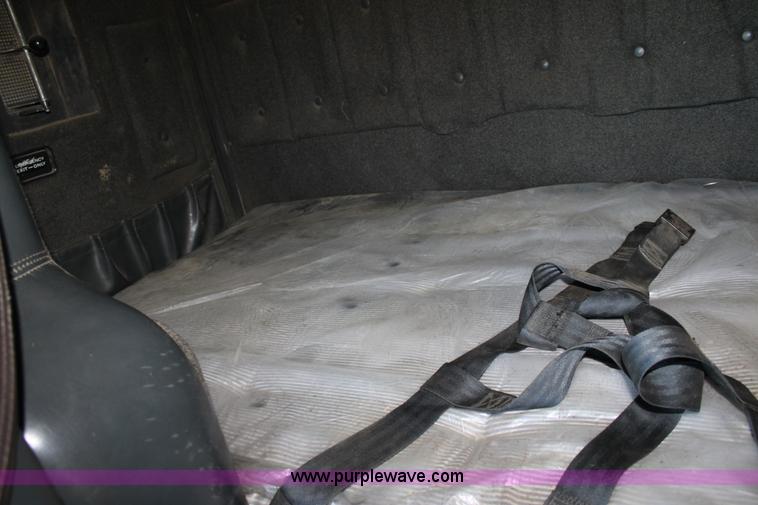 image for item B8751 1991 International 9400 Eagle semi truck