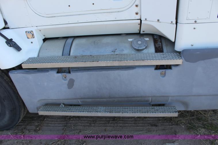 image for item B8751 1991 International 9400 Eagle semi truck