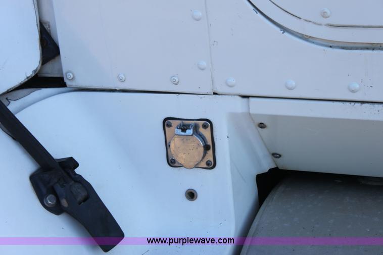 image for item B8751 1991 International 9400 Eagle semi truck