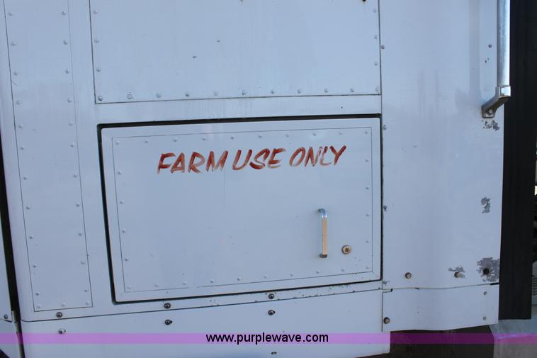 image for item B8751 1991 International 9400 Eagle semi truck