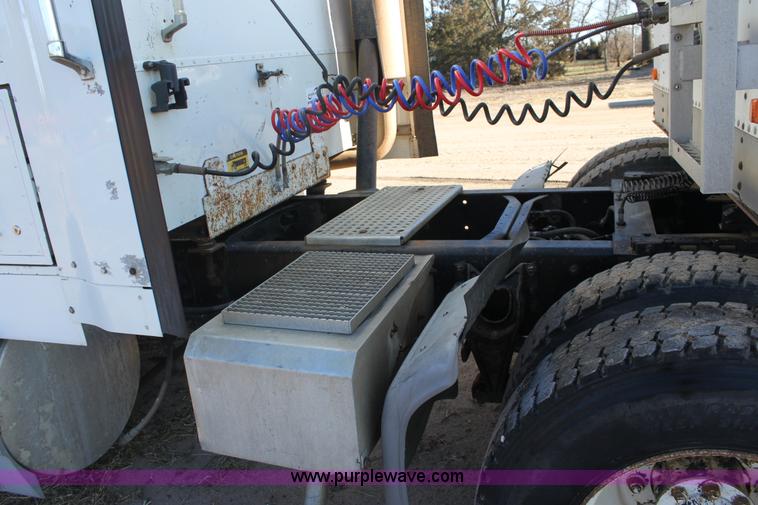 image for item B8751 1991 International 9400 Eagle semi truck