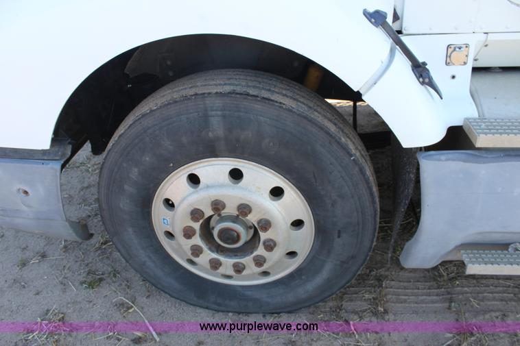 image for item B8751 1991 International 9400 Eagle semi truck