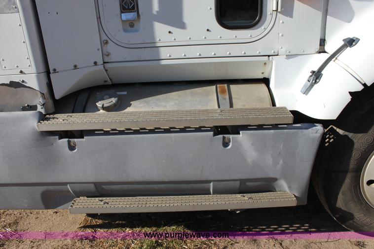 image for item B8751 1991 International 9400 Eagle semi truck