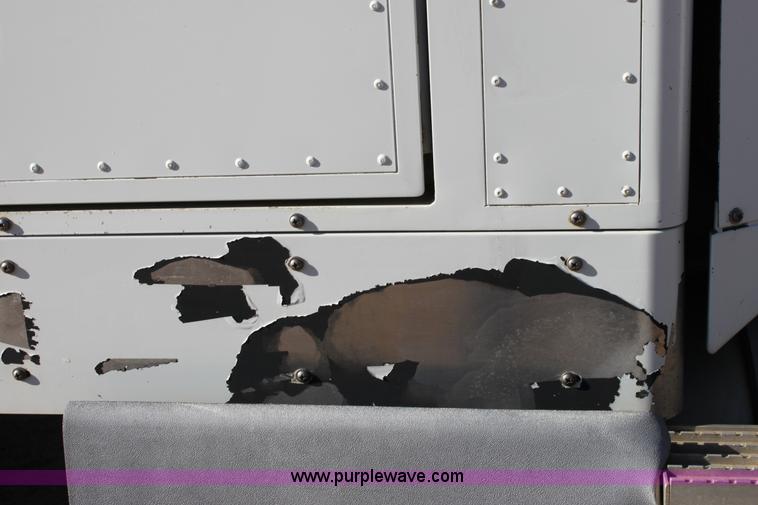 image for item B8751 1991 International 9400 Eagle semi truck