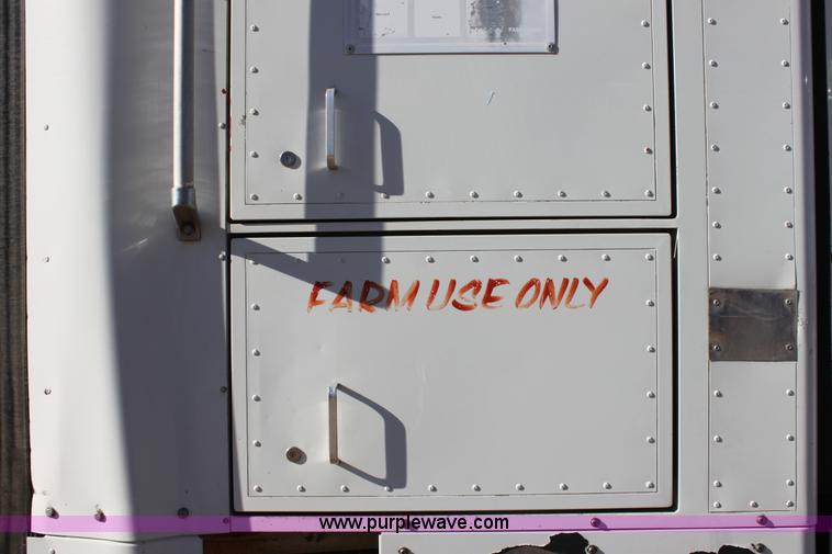 image for item B8751 1991 International 9400 Eagle semi truck